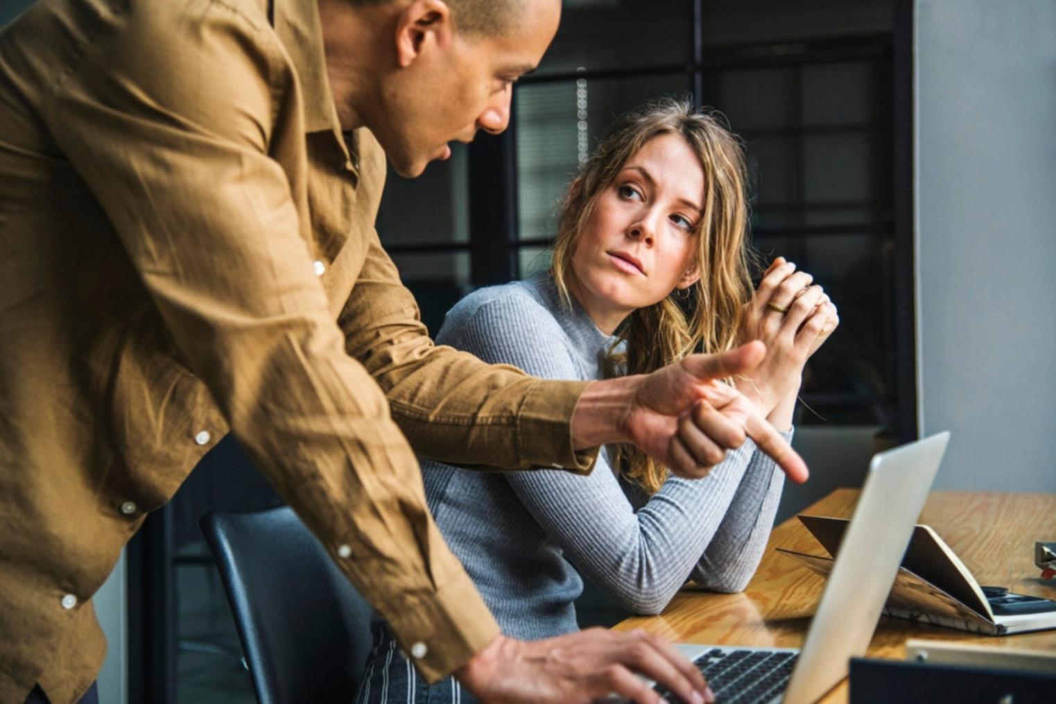Professionista analizza dati finanziari e costruisce modelli previsionali su computer