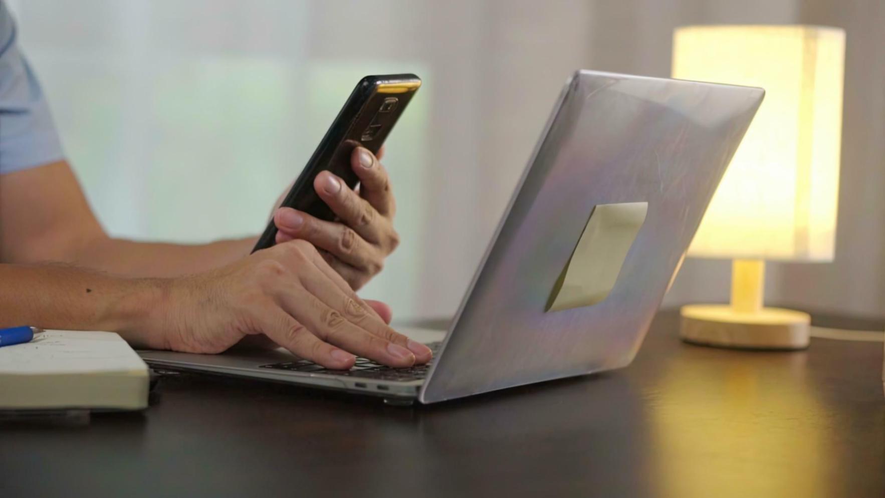 Analisi finanziaria su tablet con grafici di previsione aziendale